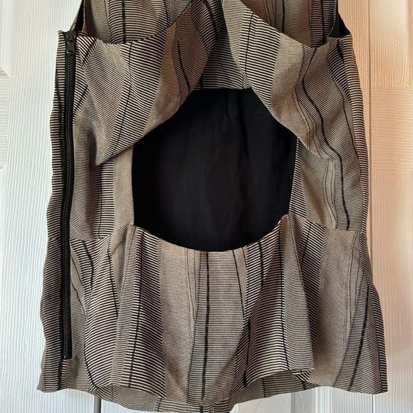 Brian Reyes Silk Striped Open Back Ruffle Tank Top Size 4 made in USA - Picture 11 of 13